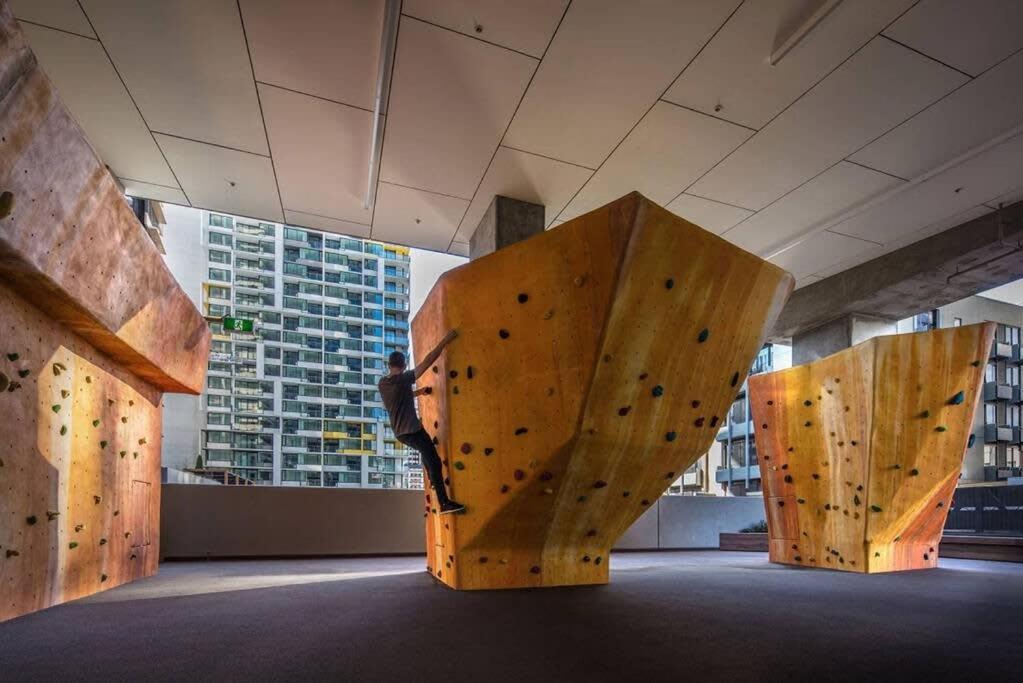 A Modern Right Next To Southern Cross Apartment *